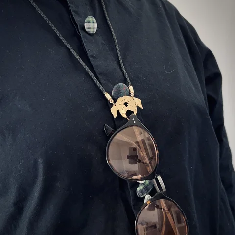 「あくび眼鏡ホルダー　犬図鑑」着用・展示イメージ