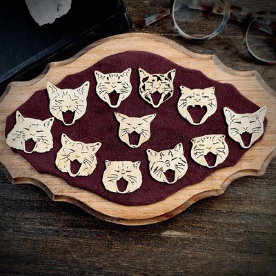 ハンドメイド作品「あくび眼鏡ホルダー　猫図鑑」