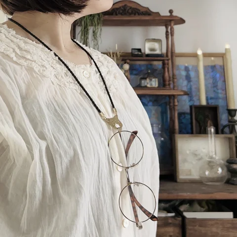 「あくび眼鏡ホルダー　猫図鑑」着用・展示イメージ