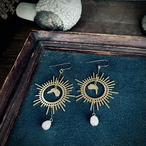 「聖なる手羽先イヤリング／ピアス」着用・展示イメージ