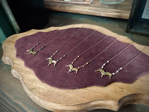 「聖なる手羽先ネックレス」着用・展示イメージ