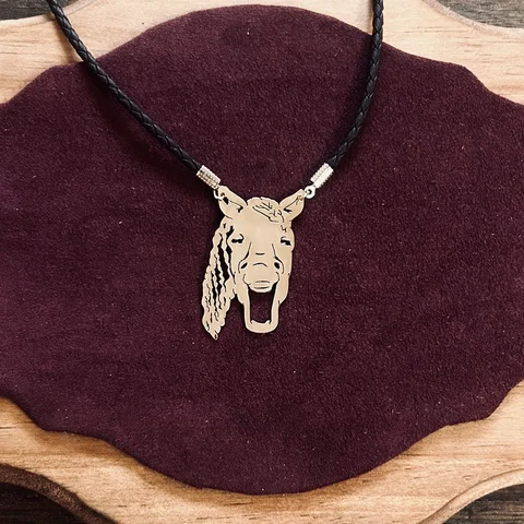 「あくび眼鏡ホルダー　〜サラブレッド〜」着用・展示イメージ