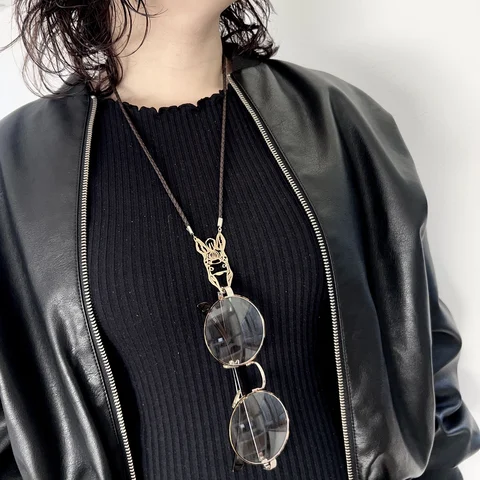 「あくび眼鏡ホルダー　〜シマウマ〜」着用・展示イメージ