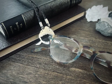 「あくび眼鏡ホルダー　〜サメ〜」着用・展示イメージ