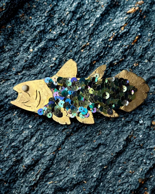 ハンドメイド作品「真鍮刺繍ブローチ　〜シーラカンス〜」