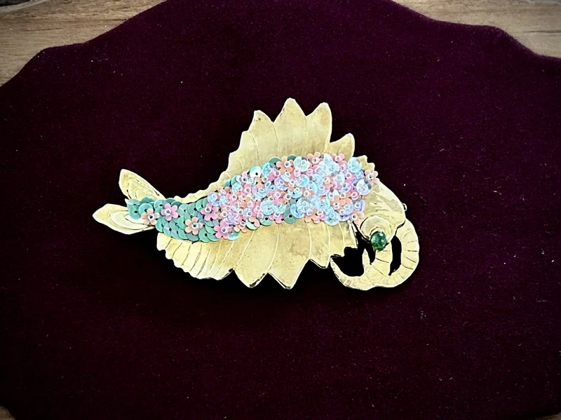 ハンドメイド作品「真鍮刺繍ブローチ　〜アノマロカリス〜」