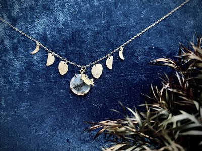 ハンドメイド作品「満月と居眠りウサギ　〜デンドリティックアゲートネックレス〜」