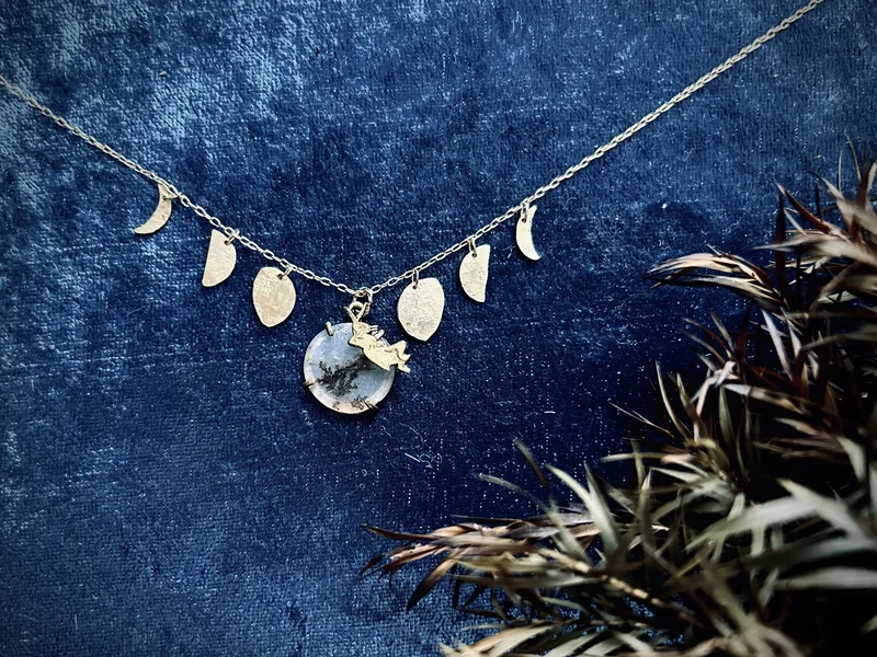 ハンドメイド作品「満月と居眠りウサギ　〜デンドリティックアゲートネックレス〜」