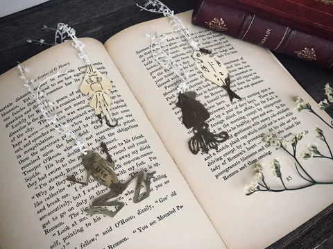 「干からびブックマーク」着用・展示イメージ