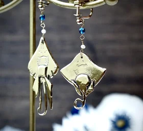 真鍮で作られたイカとエイのモチーフイヤリングアクセサリー