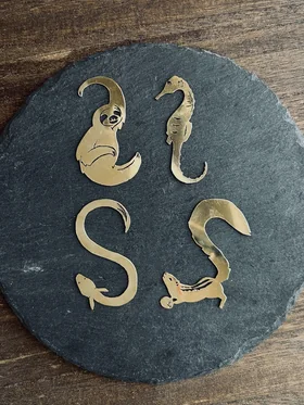 真鍮で作られた動物モチーフのフックアクセサリー